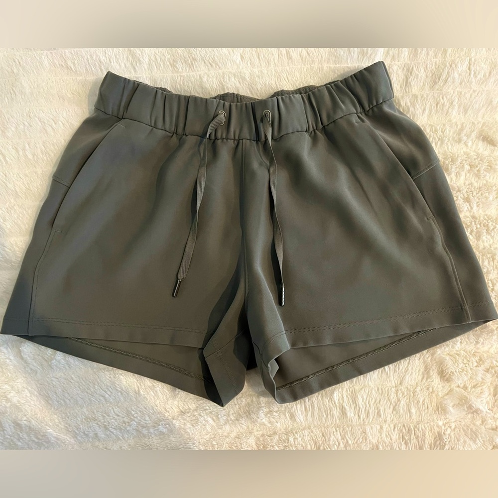 Lululemon 6 Women's Stroll at Sundown Mid-Rise 3" Shorts
